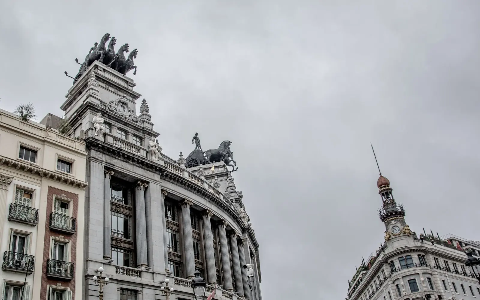Edificio clásico de la calle de Alcalá de Madrid, coronado por cuadrigas de bronce