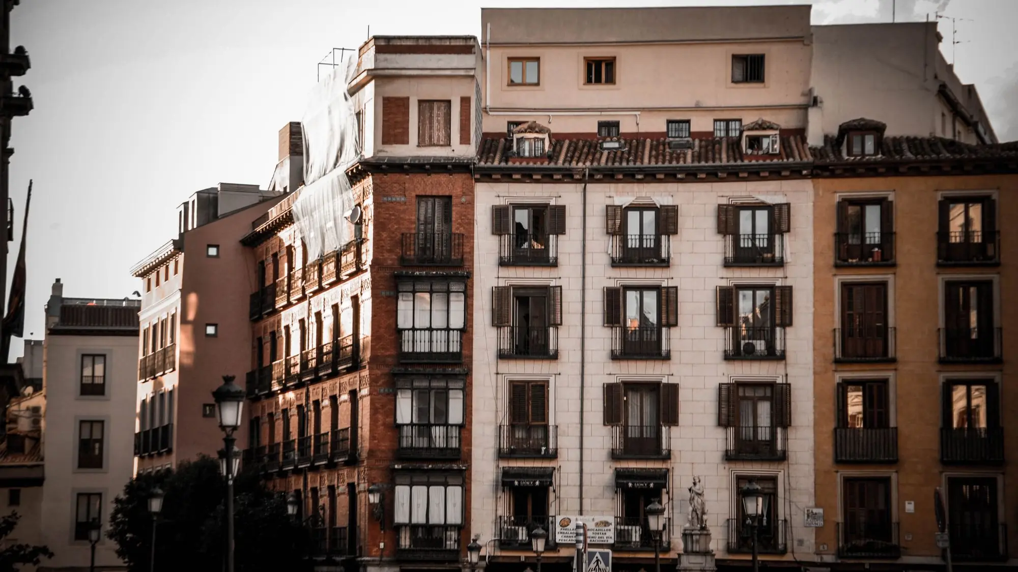 Fachadas de edificios clásicos del centro de Madrid a la luz del atardecer